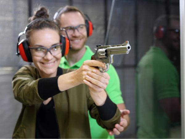 Jak strzelać na strzelnicy: Przewodnik dla początkujących po ćwiczeniach celnościowych